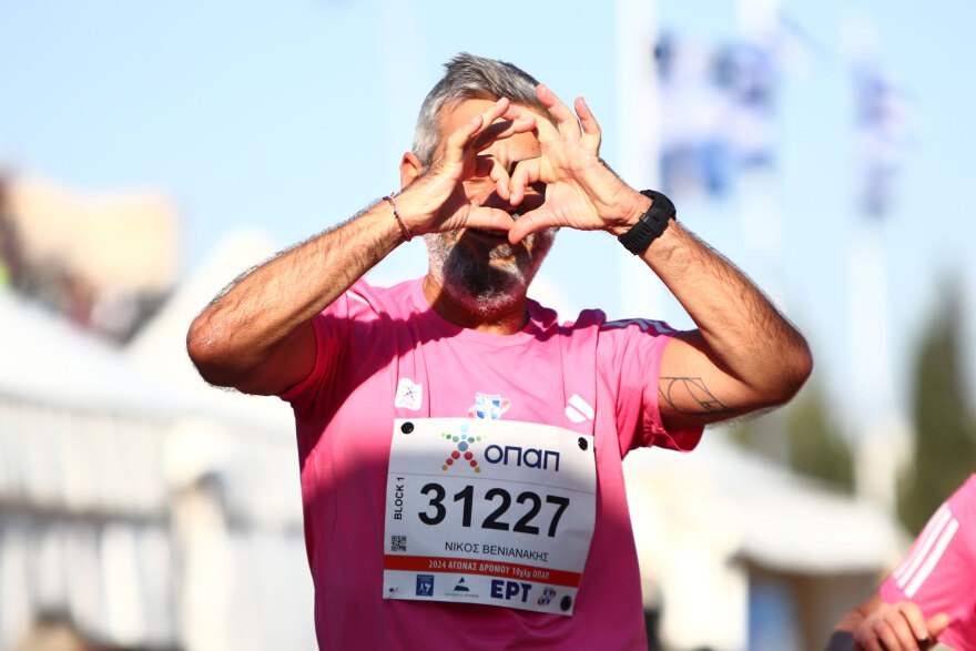Μαραθώνιος Αθήνας: Φιλιά, καρδούλες, σημαίες και… ο Γκαγκάριν στον αγώνα των 10 χιλιομέτρων της Αθήνας - Φωτογραφίες