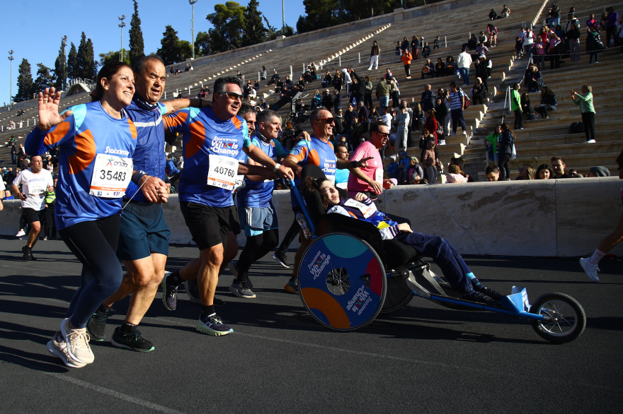 Μαραθώνιος Αθήνας: Φιλιά, καρδούλες, σημαίες και… ο Γκαγκάριν στον αγώνα των 10 χιλιομέτρων της Αθήνας - Φωτογραφίες