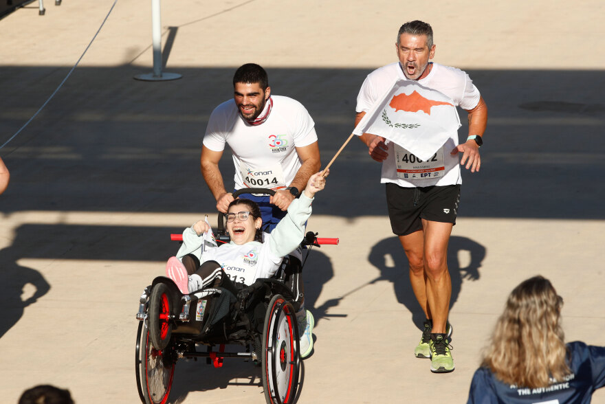 Μαραθώνιος Αθήνας: Φιλιά, καρδούλες, σημαίες και… ο Γκαγκάριν στον αγώνα των 10 χιλιομέτρων της Αθήνας - Φωτογραφίες