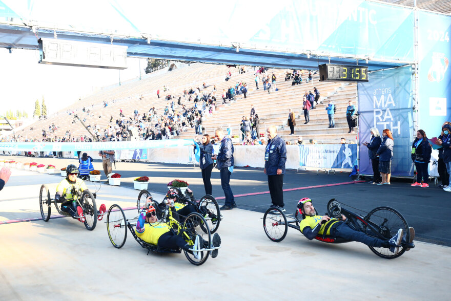Μαραθώνιος Αθήνας: Φιλιά, καρδούλες, σημαίες και… ο Γκαγκάριν στον αγώνα των 10 χιλιομέτρων της Αθήνας - Φωτογραφίες