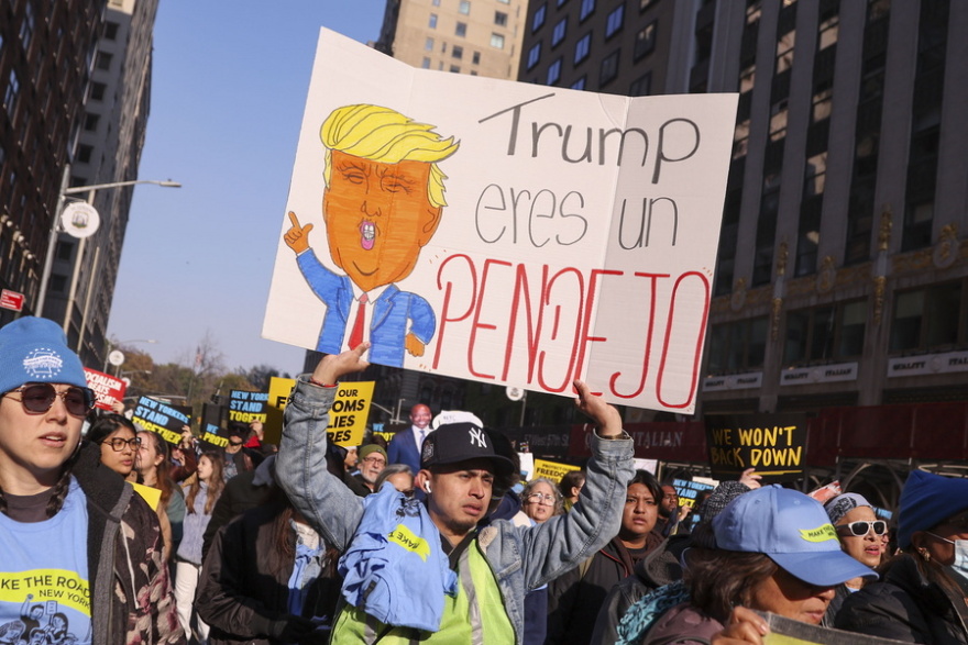 Διαδήλωση στη Νέα Υόρκη κατά του Τραμπ - «Δεν υποχωρούμε» το βασικό σύνθημα