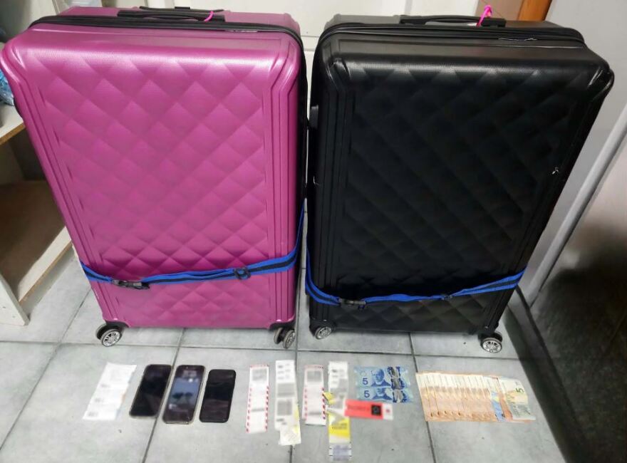 Σαντορίνη: Έκρυβαν σε βαλίτσες 35 κιλά κάνναβη - Τις εντόπισαν στο «Ελ. Βενιζέλος»