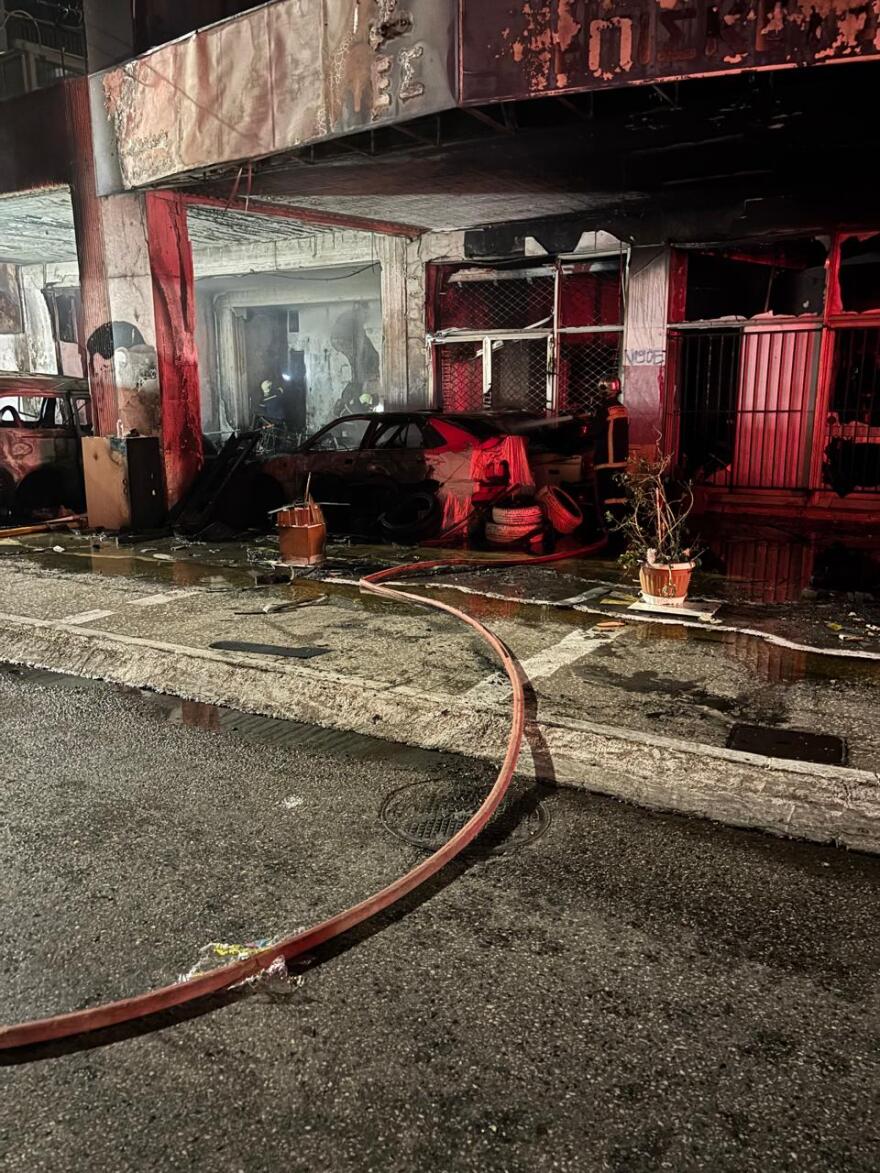 Φωτιά αποθήκη με ελαστικά στην Αχιλλέως