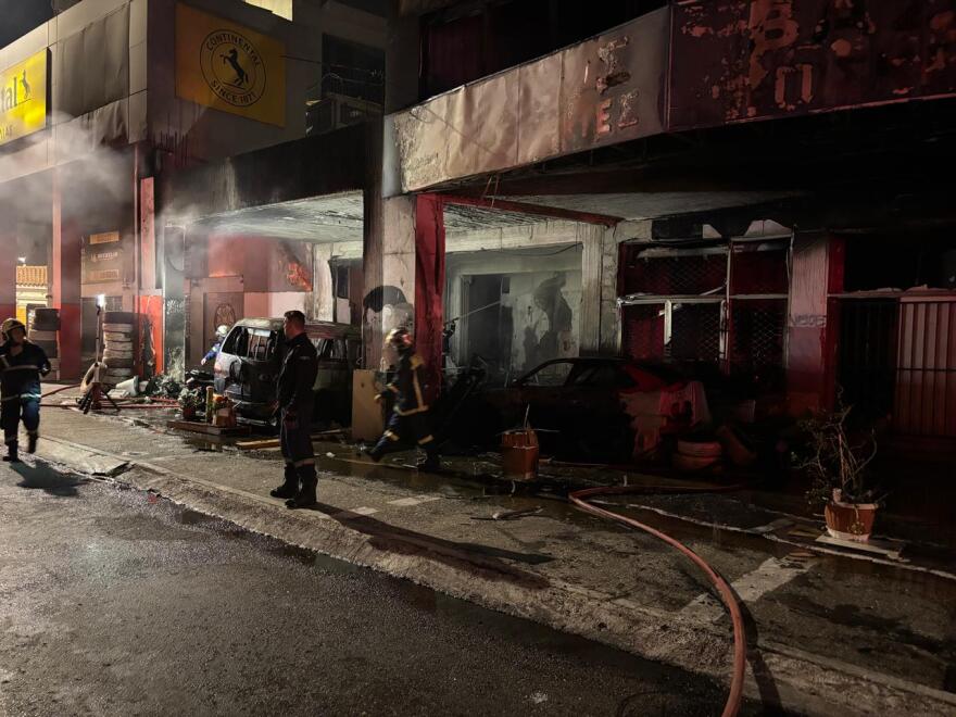 Φωτιά αποθήκη με ελαστικά στην Αχιλλέως