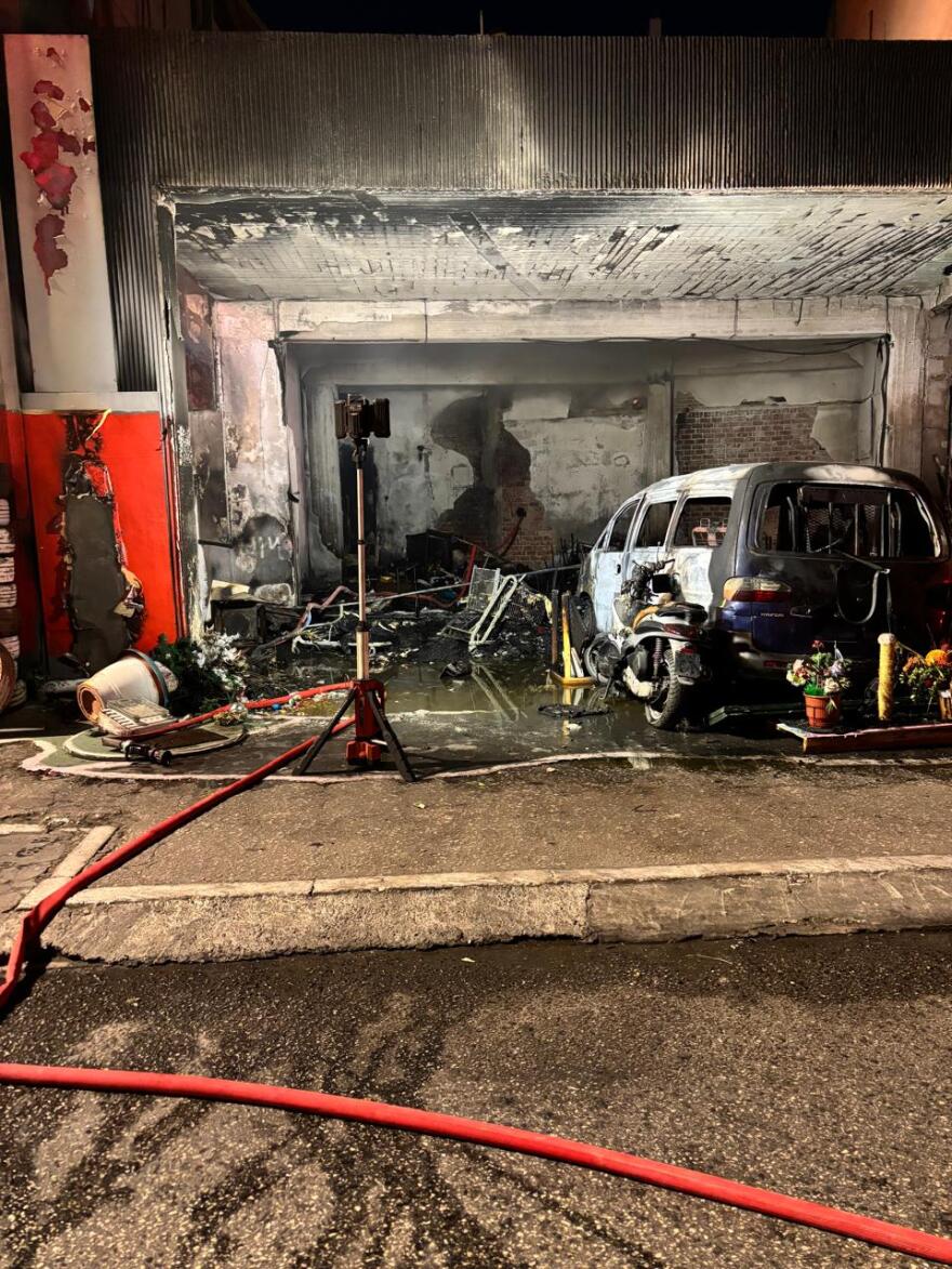 Φωτιά αποθήκη με ελαστικά στην Αχιλλέως