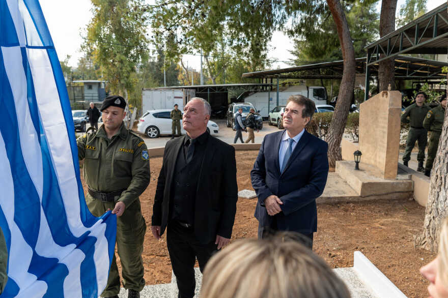 Ο Μιχάλης Χρυσοχοΐδης έκανε τα αποκαλυπτήρια του μνημείου για τον Γιώργο Λυγγερίδη στην έδρα των ΜΑΤ