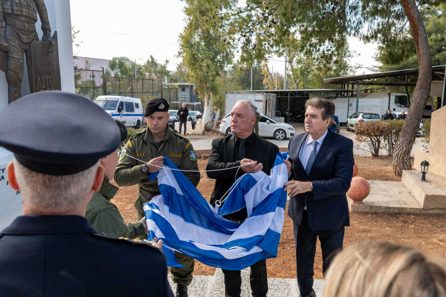 Ο Μιχάλης Χρυσοχοΐδης έκανε τα αποκαλυπτήρια του μνημείου για τον Γιώργο Λυγγερίδη στην έδρα των ΜΑΤ