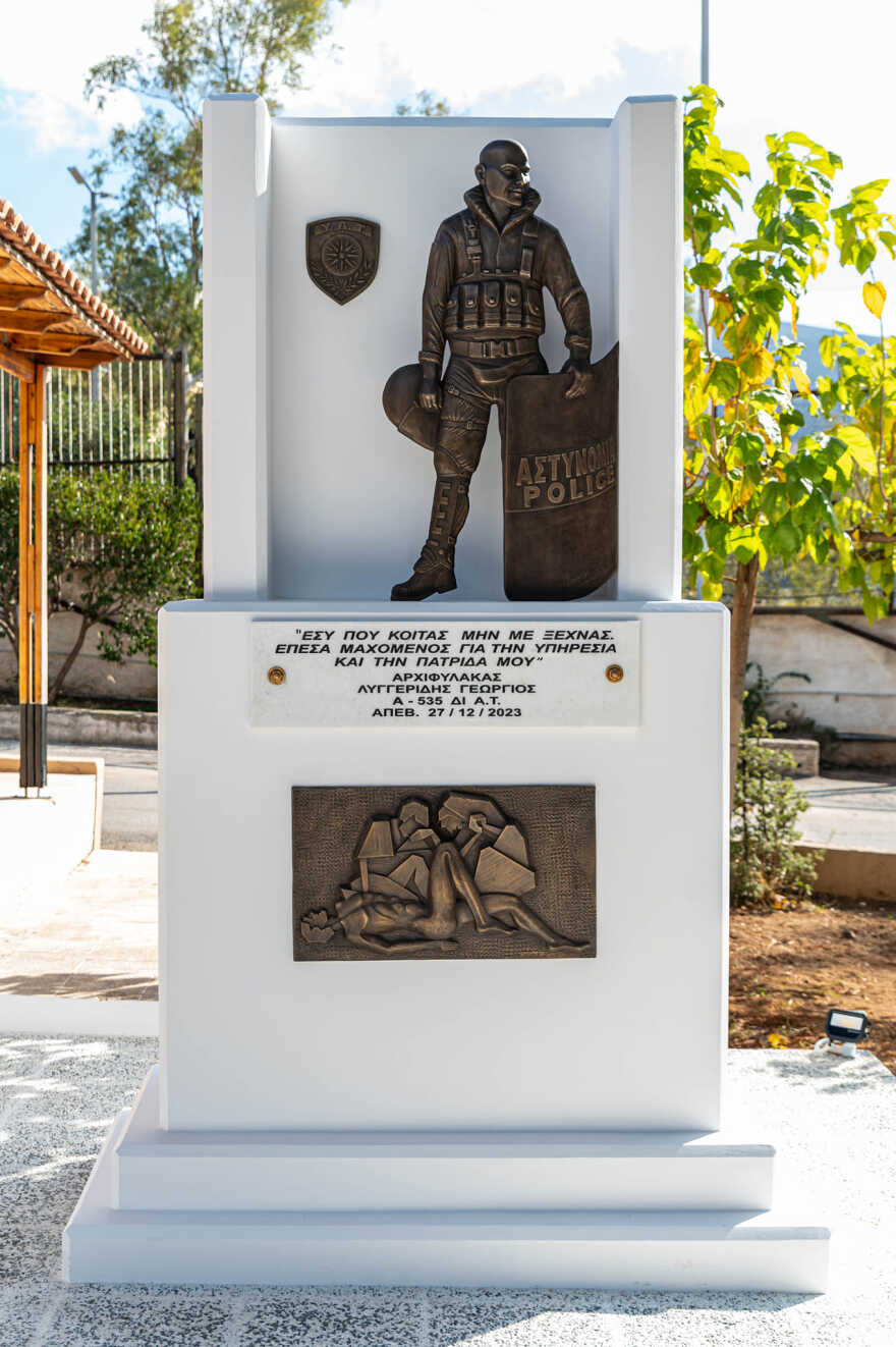 Ο Μιχάλης Χρυσοχοΐδης έκανε τα αποκαλυπτήρια του μνημείου για τον Γιώργο Λυγγερίδη στην έδρα των ΜΑΤ