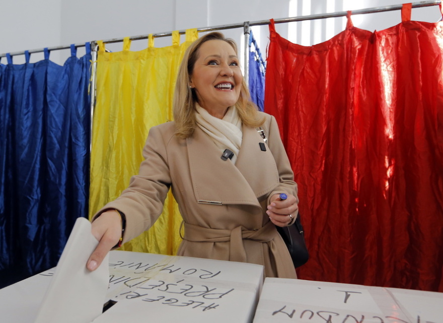 Προεδρικές εκλογές στη Ρουμανία: Προηγείται ο σοσιαλδημοκράτης Τσιολάκου, δεύτερη η κεντροδεξιά Λασκόνι