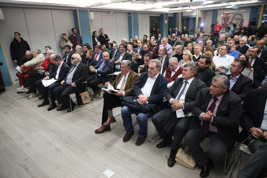 Αντάλλαξαν ασπασμό και ...σπόντες Ανδρουλάκης και Κασιμάτη σε παρουσίαση βιβλίου