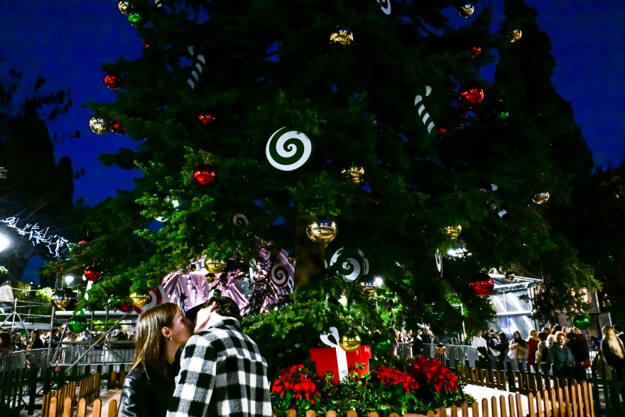 Φωταγωγήθηκε το χριστουγεννιάτικο δέντρο στο Σύνταγμα - Δείτε φωτογραφίες