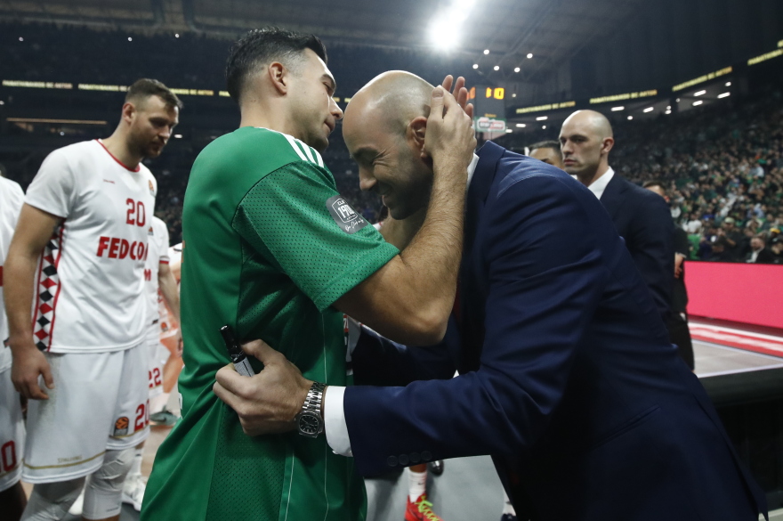 Βασίλης Σπανούλης: Αποδοκιμάστηκε κατά την είσοδό του στο ΟΑΚΑ -  Τον αγκάλιασε ο Σλούκας - Βίντεο, φωτογραφίες 