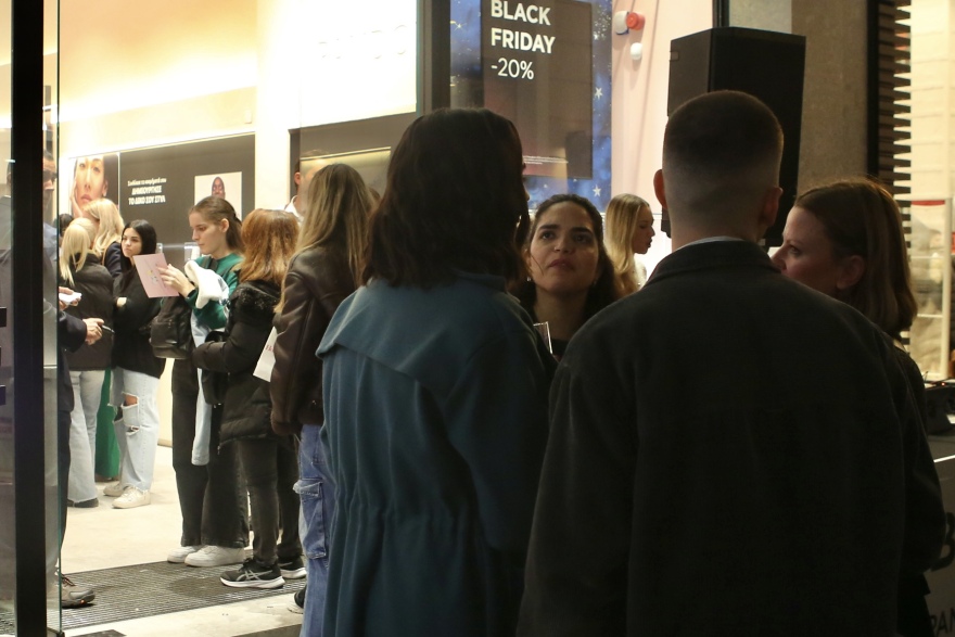 Black Friday: Ουρές στα μαγαζιά, γεμάτη κόσμο η Ερμού – Δείτε φωτογραφίες