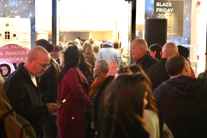 Black Friday: Ουρές στα μαγαζιά, γεμάτη κόσμο η Ερμού – Δείτε φωτογραφίες