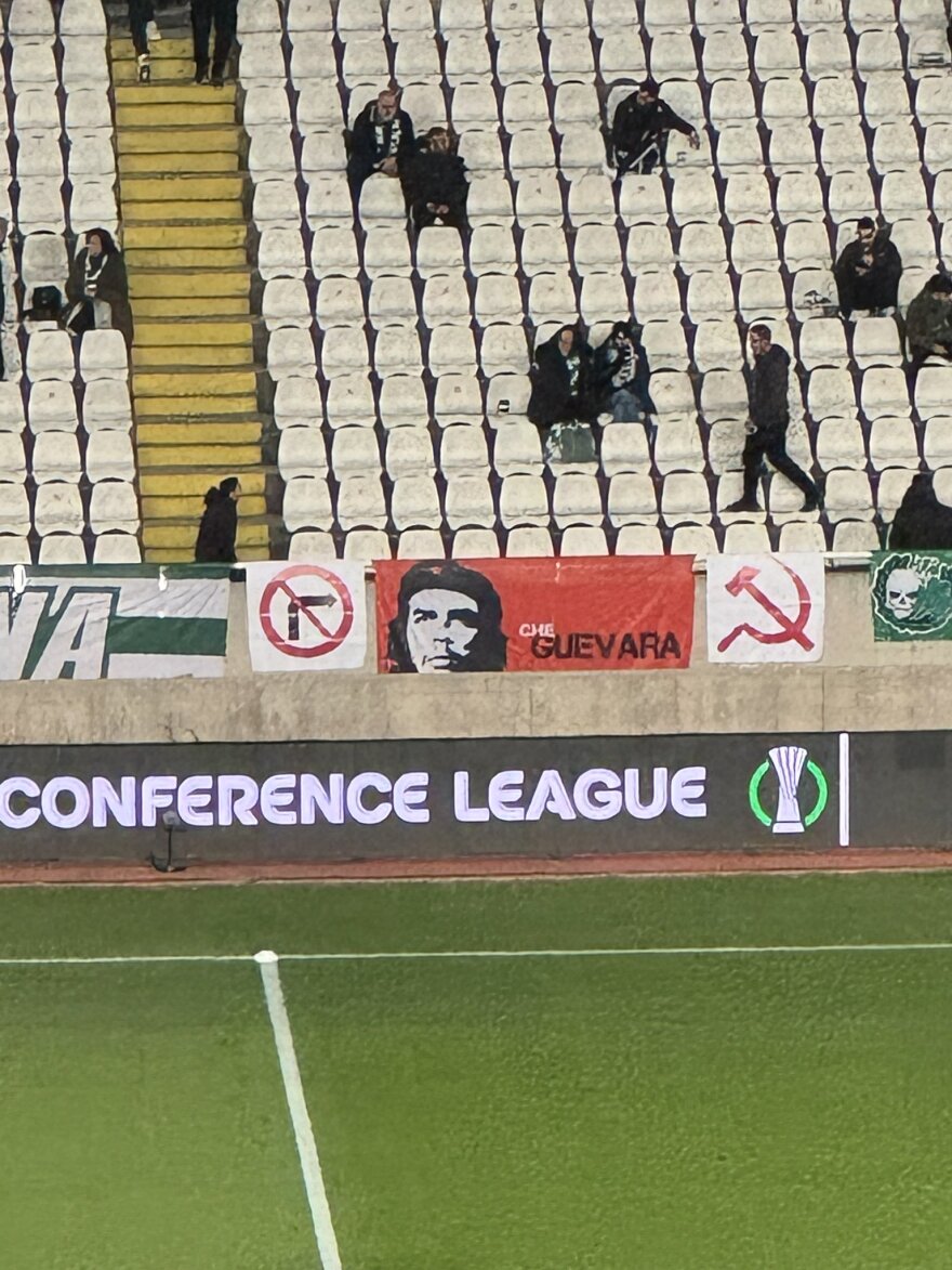 Με πανό για τον «Κόκκινο Στρατό» υποδέχτηκαν Πολωνούς παίκτες και φιλάθλους οι οπαδοί της Ομόνοιας στην Κύπρο