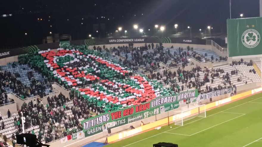 Με πανό για τον «Κόκκινο Στρατό» υποδέχτηκαν Πολωνούς παίκτες και φιλάθλους οι οπαδοί της Ομόνοιας στην Κύπρο