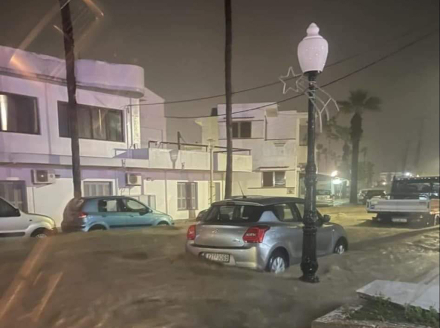 Κακοκαιρία Bora – Ρόδος: Δραματική η κατάσταση, εγκλωβισμένοι από τις πλημμύρες, απαγόρευση κυκλοφορίας