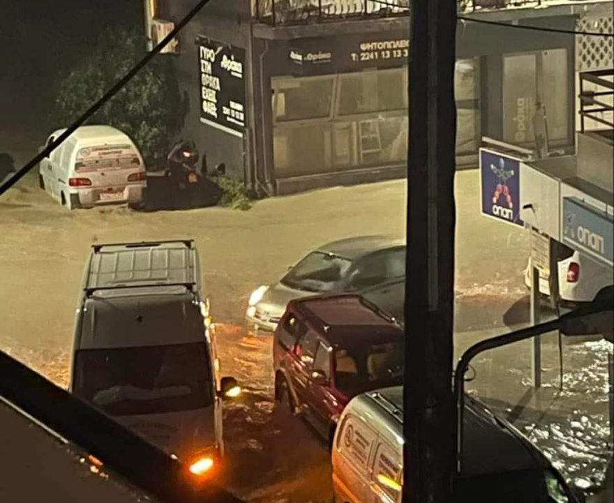 Κακοκαιρία Bora – Ρόδος: Δραματική η κατάσταση, εγκλωβισμένοι από τις πλημμύρες, απαγόρευση κυκλοφορίας