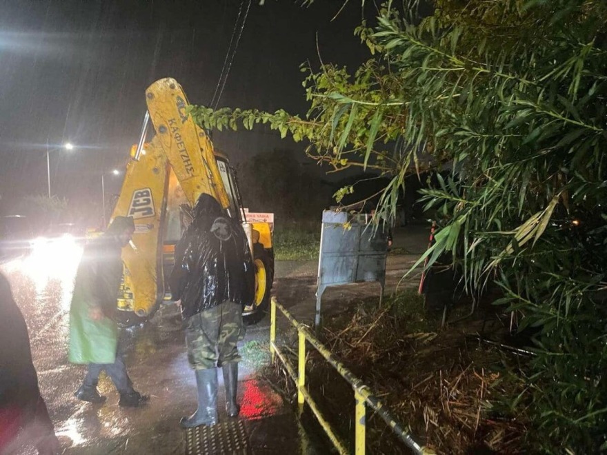 Κακοκαιρία Bora – Ρόδος: Δραματική η κατάσταση, εγκλωβισμένοι από τις πλημμύρες, απαγόρευση κυκλοφορίας