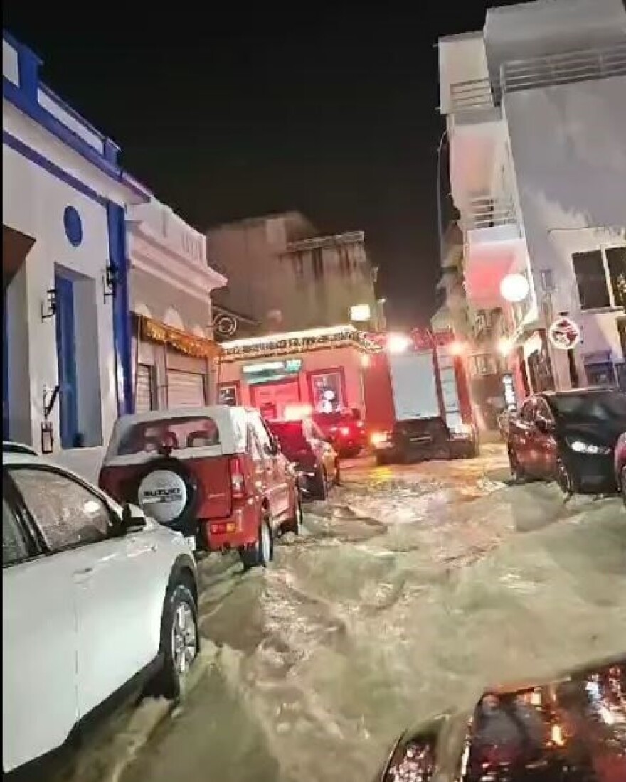 Κακοκαιρία Bora – Ρόδος: Δραματική η κατάσταση, εγκλωβισμένοι από τις πλημμύρες, απαγόρευση κυκλοφορίας