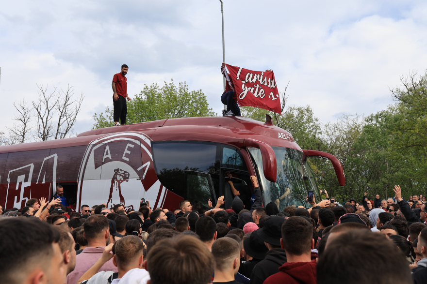 Στο... πόδι η Λάρισα - Αποθεωτική υποδοχή στην ομάδα της ΑΕΛ για τη μεγάλη επιστροφή στη Super League - Βίντεο, φωτογραφίες 