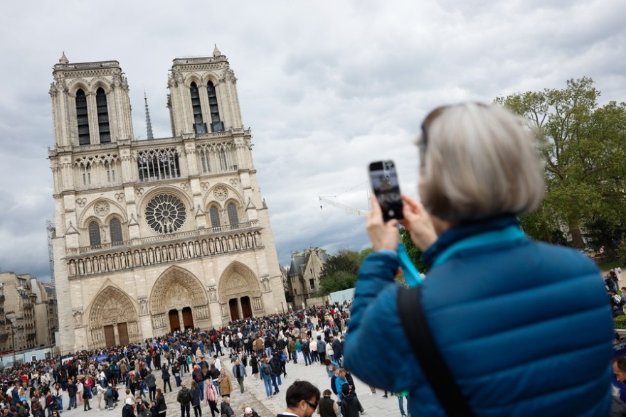 Χιλιάδες πιστοί σε όλον τον κόσμο θρηνούν για τον Πάπα Φραγκίσκο - Δείτε φωτογραφίες από κάθε γωνιά του πλανήτη