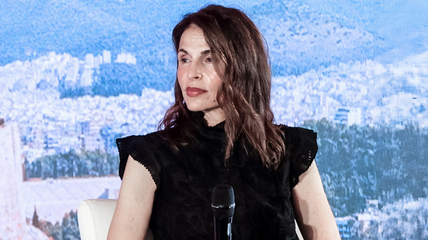 Ποια είναι η Κόνι Λοίζος, η ελληνικής καταγωγής δημοσιογράφος που μίλησε με τον Μητσοτάκη για τις επιχειρήσεις και την τεχνολογία