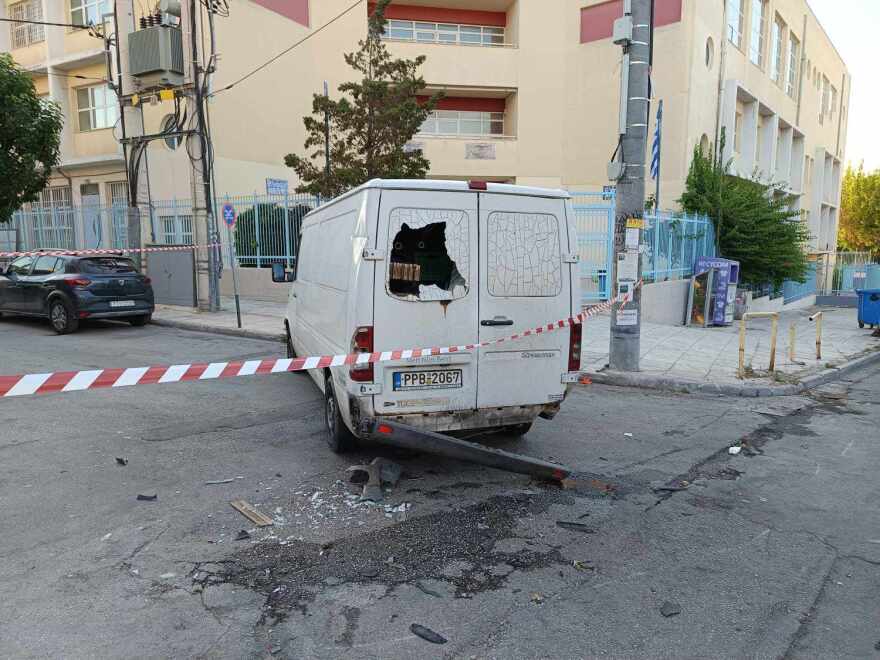 Σκηνές φαρ ουέστ στο Περιστέρι: Συνεπιβάτης μηχανής πυροβόλησε οδηγό Ι.Χ. Σκηνές φαρ ουέστ στο Περιστέρι: Συνεπιβάτης μηχανής πυροβόλησε οδηγό Ι.Χ. στο Περιστέρι