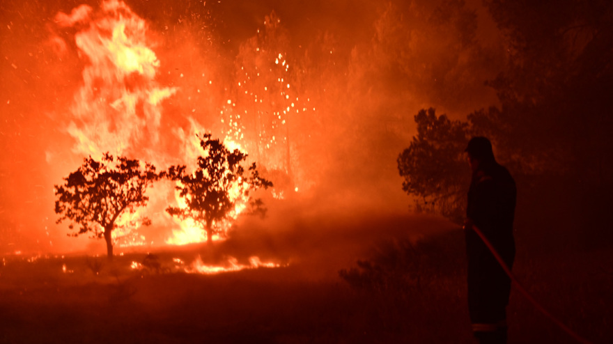 oropos_fire_night-2-eurokinissi-xrwma