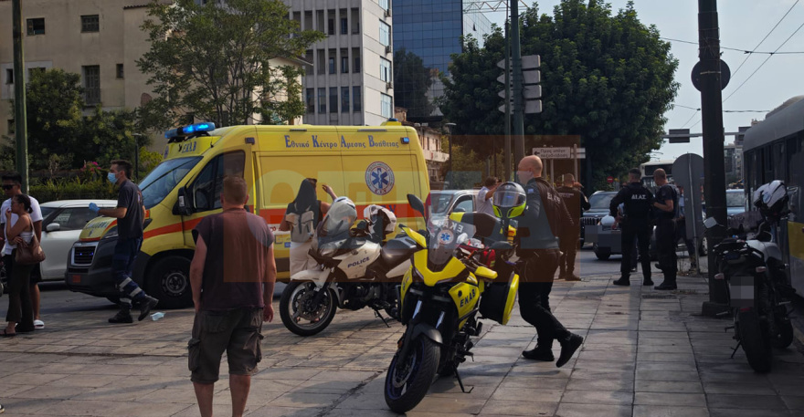 Λεωφορείο συγκρούστηκε με αυτοκίνητο στη λεωφόρο Συγγρού - Τουλάχιστον έξι τραυματίες, ανάμεσά τους ένα παιδί