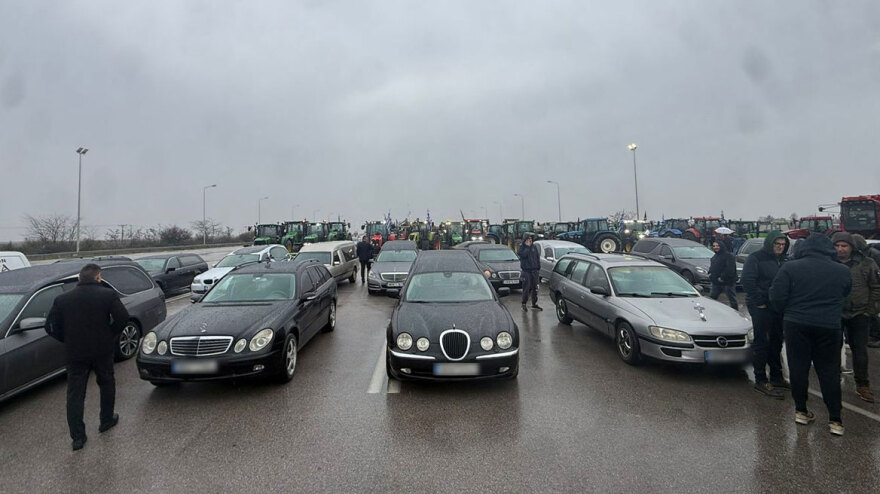 Στο μπλόκο στα Μάλγαρα ιδιοκτήτες γραφείων τελετών με τις νεκροφόρες τους, δείτε βίντεο