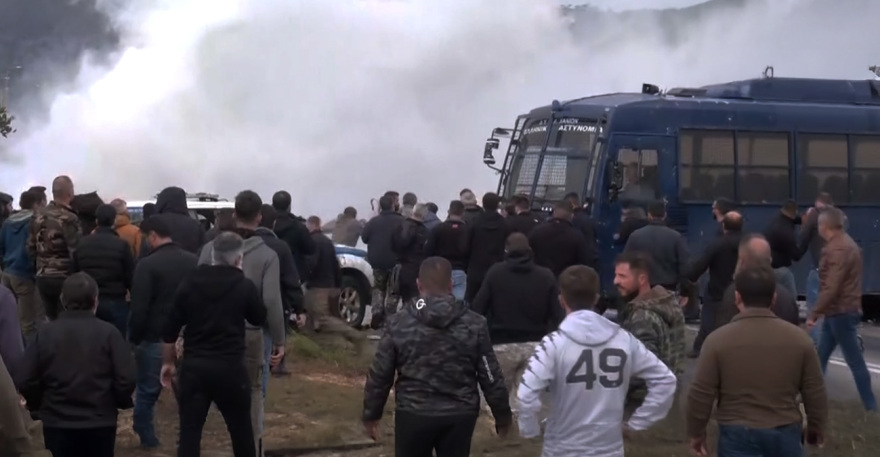 Αγρότες εισέβαλαν στο αεροδρόμιο Ηρακλείου, κλειστό μέχρι νεοτέρας - Σοβαρά επεισόδια και στα Χανιά με πετροπόλεμο και χημικά, δύο τραυματίες