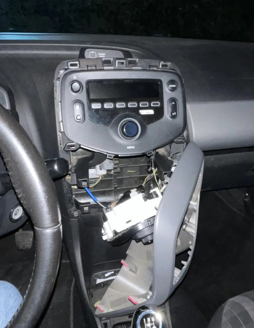 Σύλληψη 28χρονου στη Γλυφάδα για κατοχή ναρκωτικών, τα έκρυβε στον αεραγωγό του αυτοκινήτου 