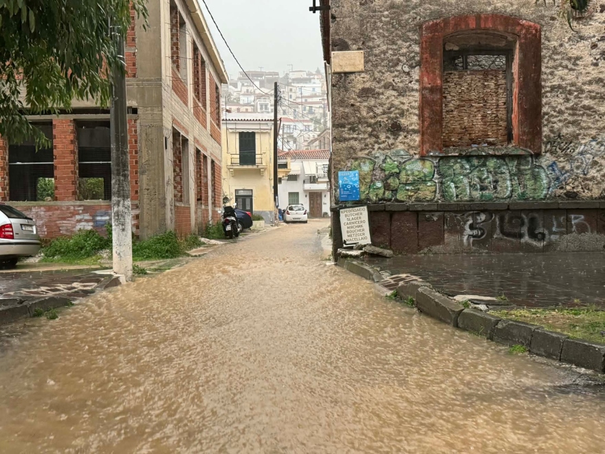 Η κακοκαιρία Erminio δοκίμασε τη Ρόδο και πολλά νησιά του Αιγαίου: Κύματα ύψους 3-4 μέτρων, θυελλώδεις άνεμοι και πλημμύρες, δείτε βίντεο