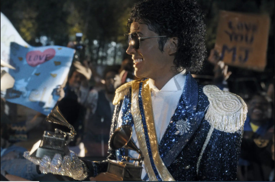 «Άγγελος ή διάβολος; Θύμα ή θύτης;»: Ποιες πλευρές του Μάικλ Τζάκσον φωτίζει και ποιες αφήνει στο σκοτάδι η νέα βιογραφική ταινία για τον βασιλιά της ποπ