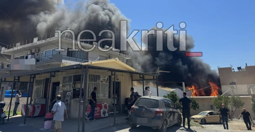 Φωτιά σε εργοστάσιο στο Ηράκλειο, καίει δίπλα στα σπίτια, μαύρος καπνός έχει «πνίξει» την περιοχή 