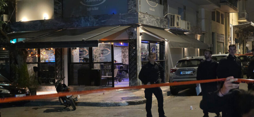 Προσωπικές διαφορές πίσω από τους πυροβολισμούς σε καφέ στον Άγ. Παντελεήμονα - Στο νοσοκομείο η 10χρονη κόρη του ιδιοκτήτη

