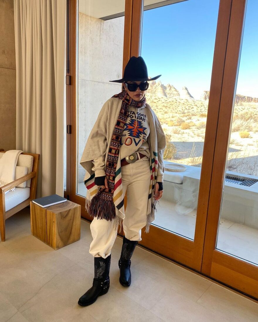 Η Ρίτα Όρα ποζάρει με μπικίνι στην έρημο της Γιούτα