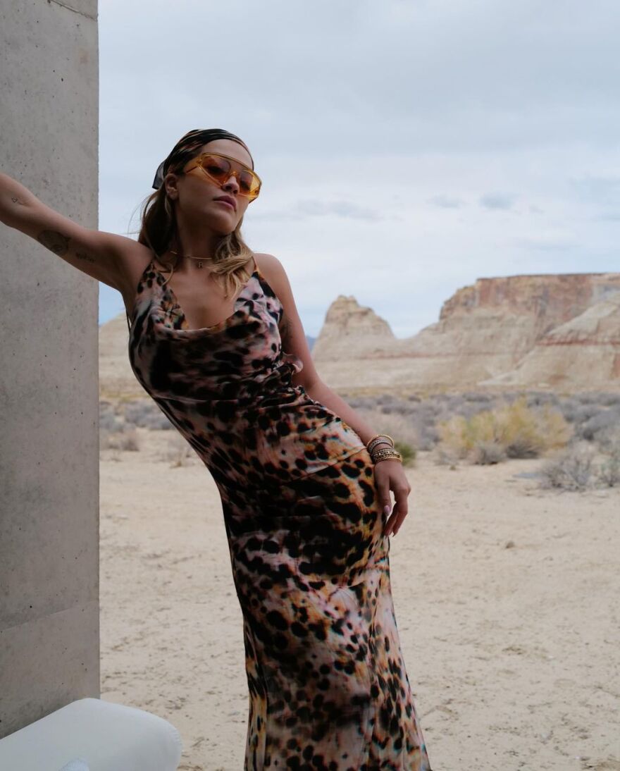 Η Ρίτα Όρα ποζάρει με μπικίνι στην έρημο της Γιούτα