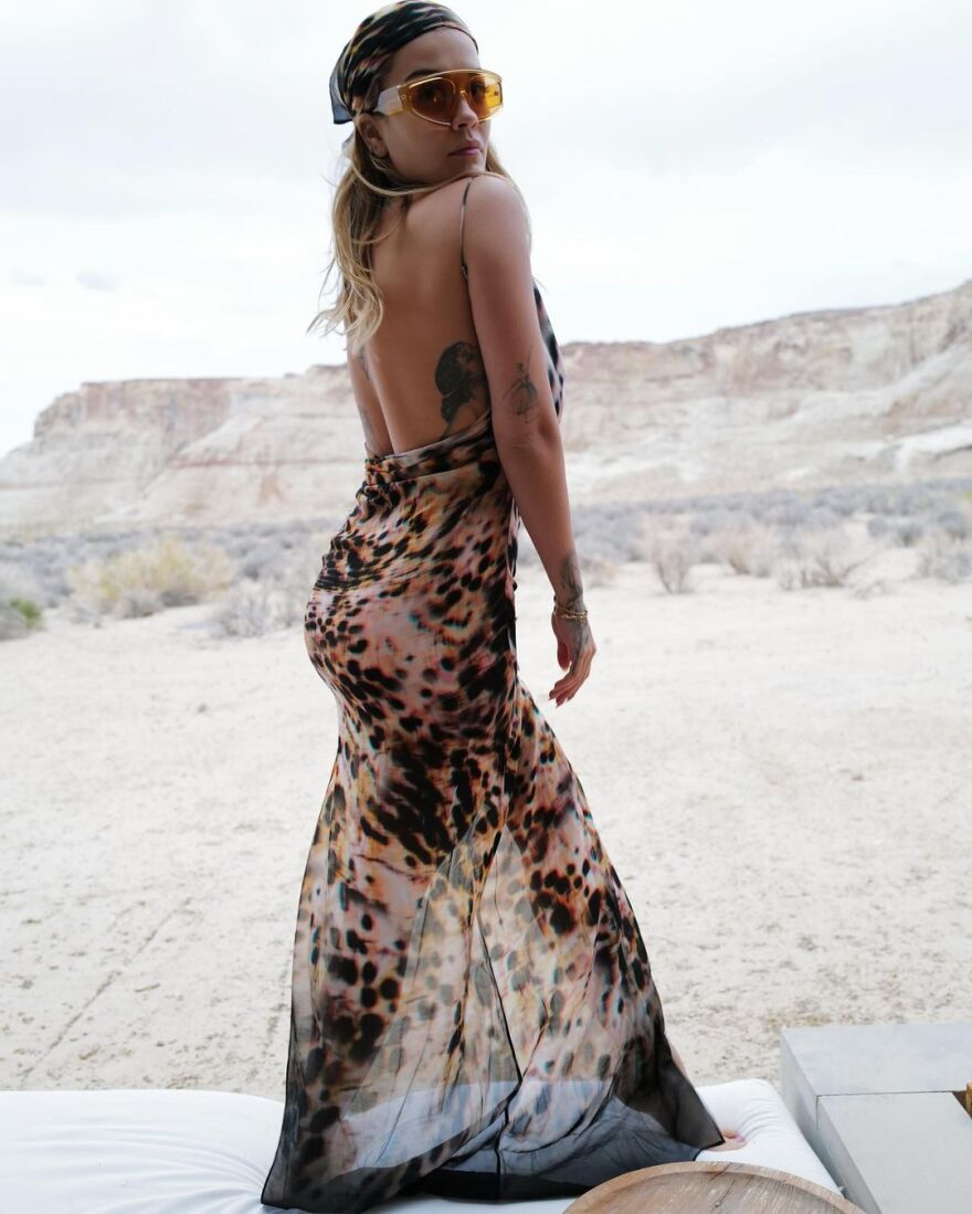 Η Ρίτα Όρα ποζάρει με μπικίνι στην έρημο της Γιούτα