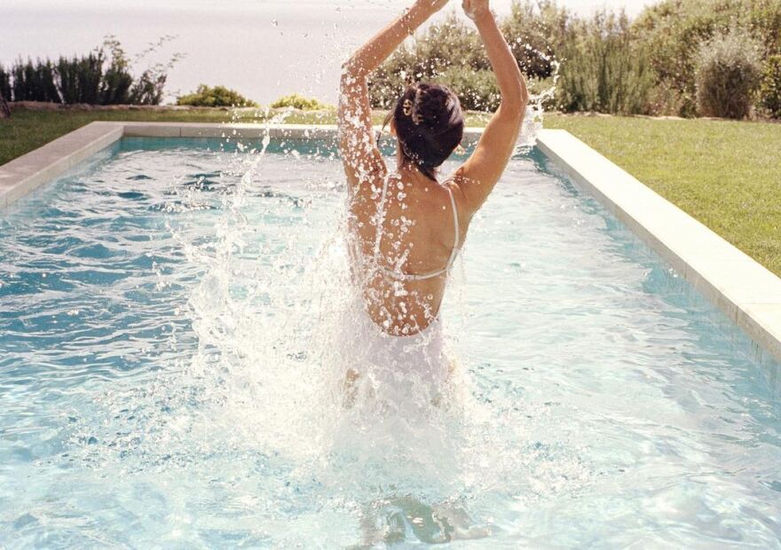 Ντέμι Μουρ: Στην πισίνα της με λευκό ολόσωμο μαγιό