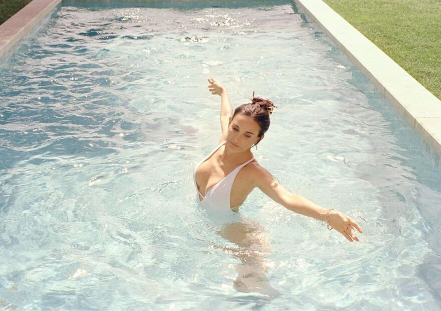 Ντέμι Μουρ: Στην πισίνα της με λευκό ολόσωμο μαγιό