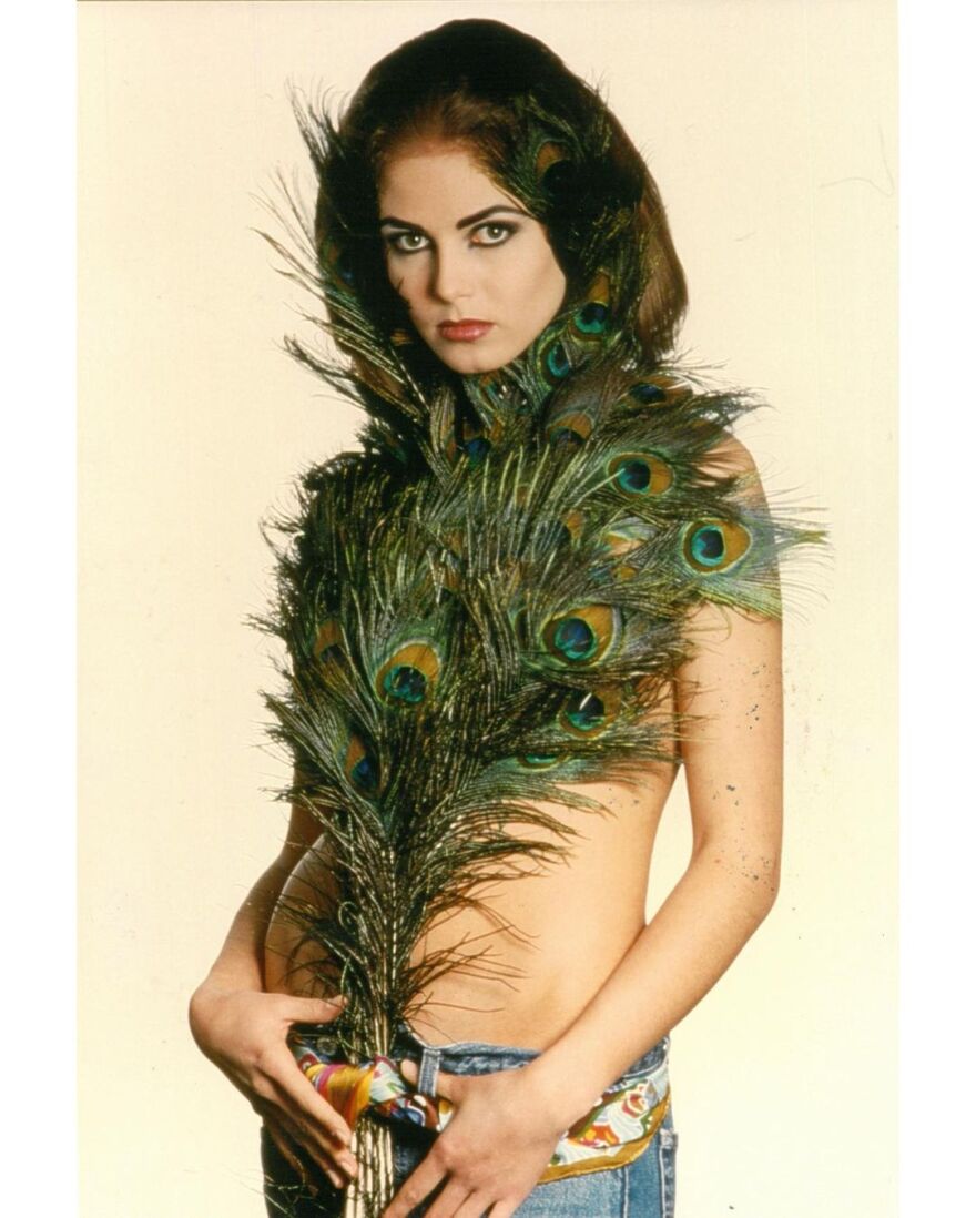 Χάιντι Κλουμ: Ποζάρει τόπλες και κρύβει το στήθος της με φτερά παγωνιού