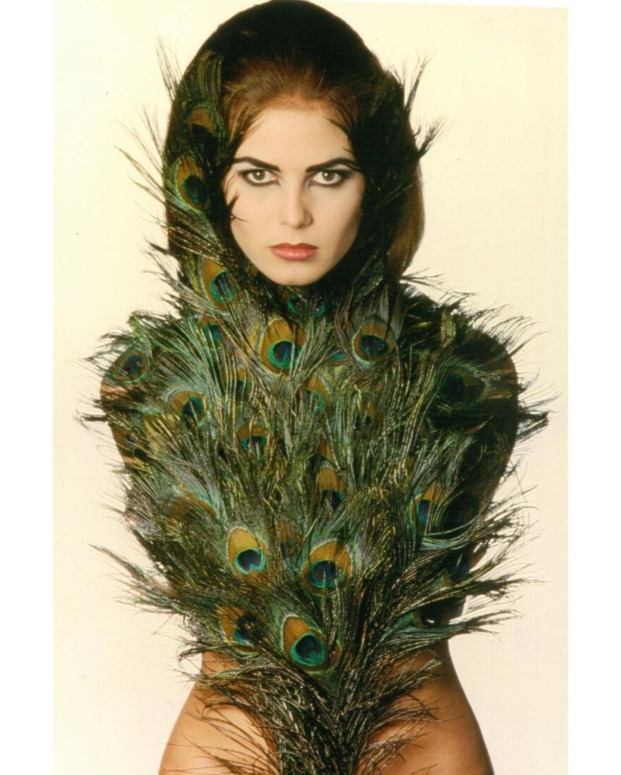 Χάιντι Κλουμ: Ποζάρει τόπλες και κρύβει το στήθος της με φτερά παγωνιού