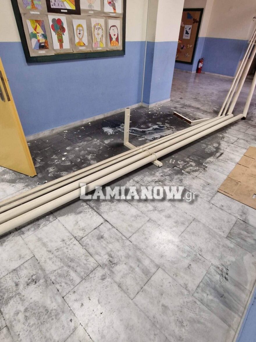 Στυλίδα: «Έβρεξε» σωλήνες και σοβάδες σε δημοτικό σχολείο