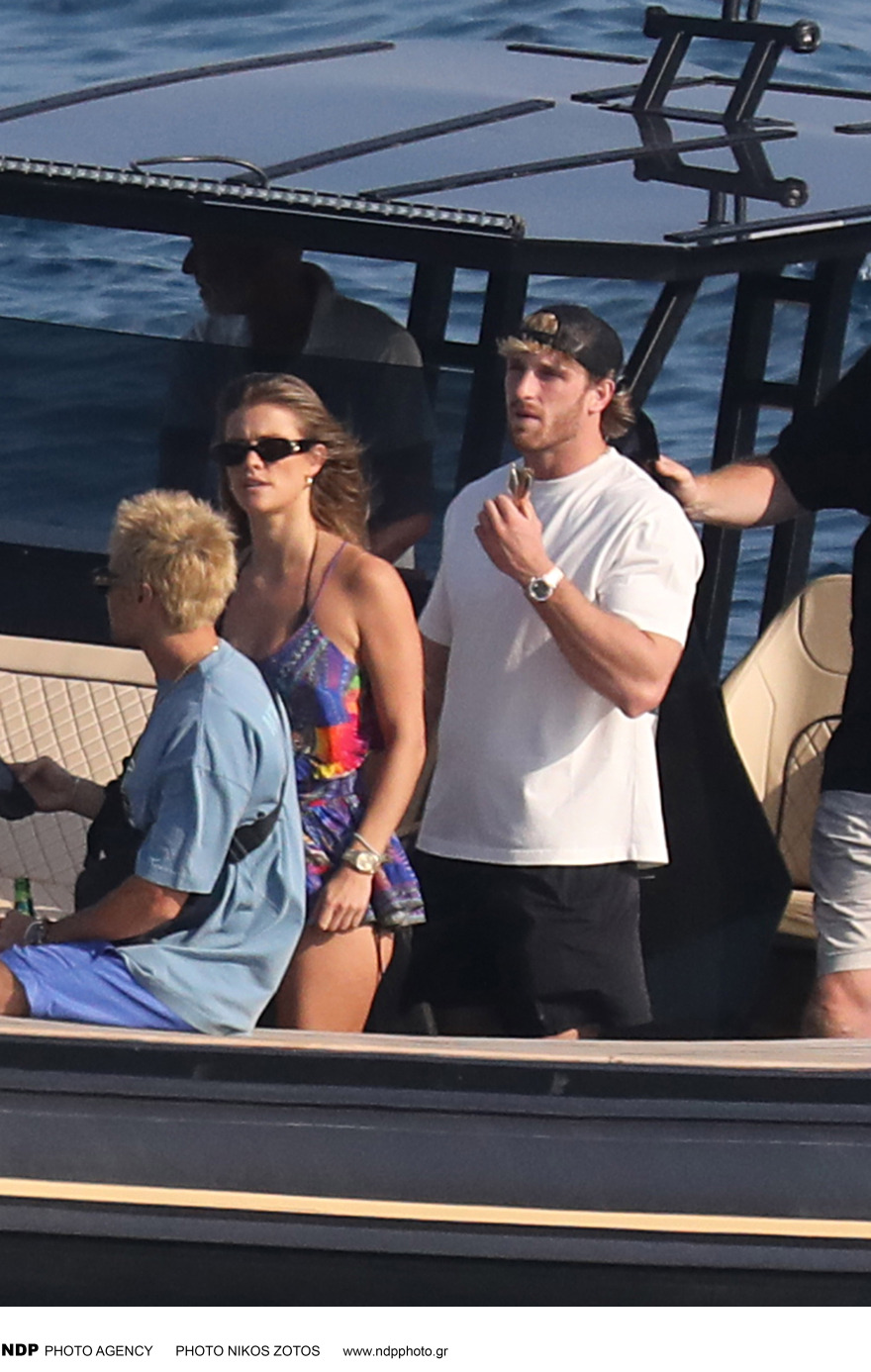 Νίνα Άγκνταλ: H πρώην του Λεονάρντο Ντι Κάπριο κάνει διακοπές στη Μύκονο