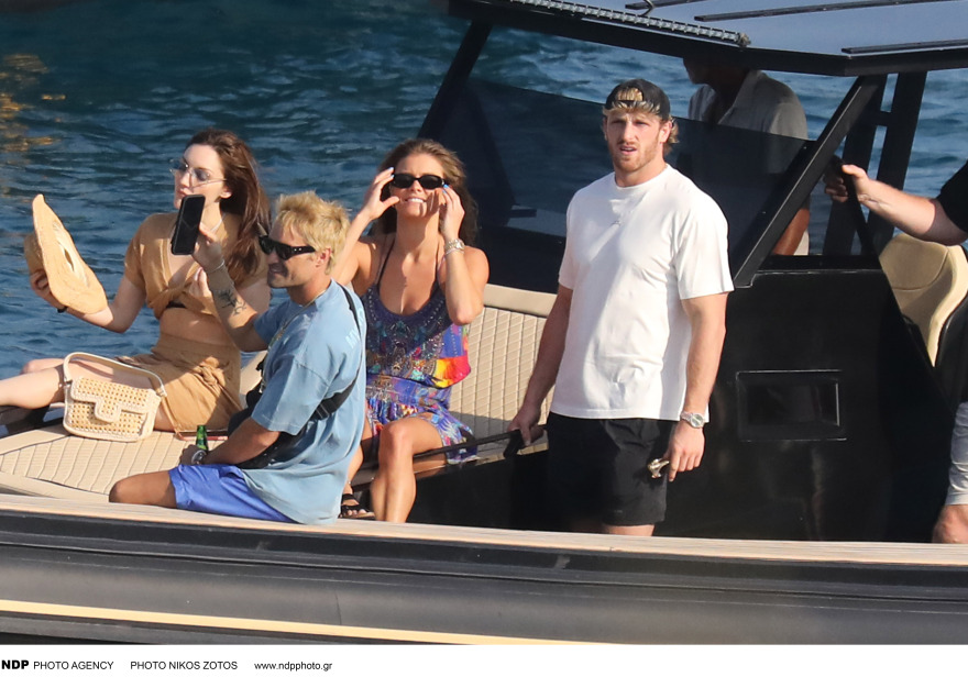 Νίνα Άγκνταλ: H πρώην του Λεονάρντο Ντι Κάπριο κάνει διακοπές στη Μύκονο