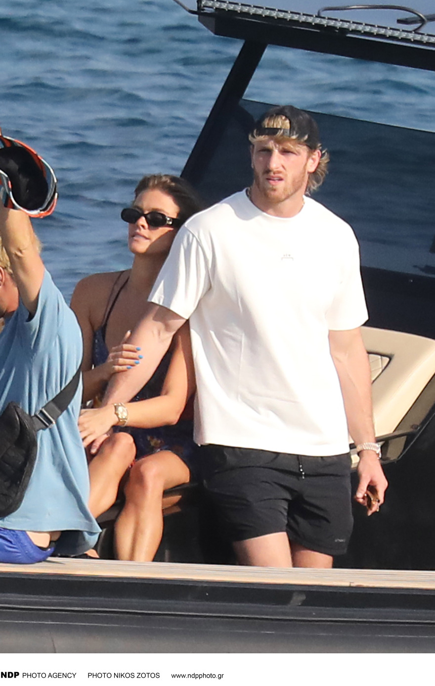 Νίνα Άγκνταλ: H πρώην του Λεονάρντο Ντι Κάπριο κάνει διακοπές στη Μύκονο