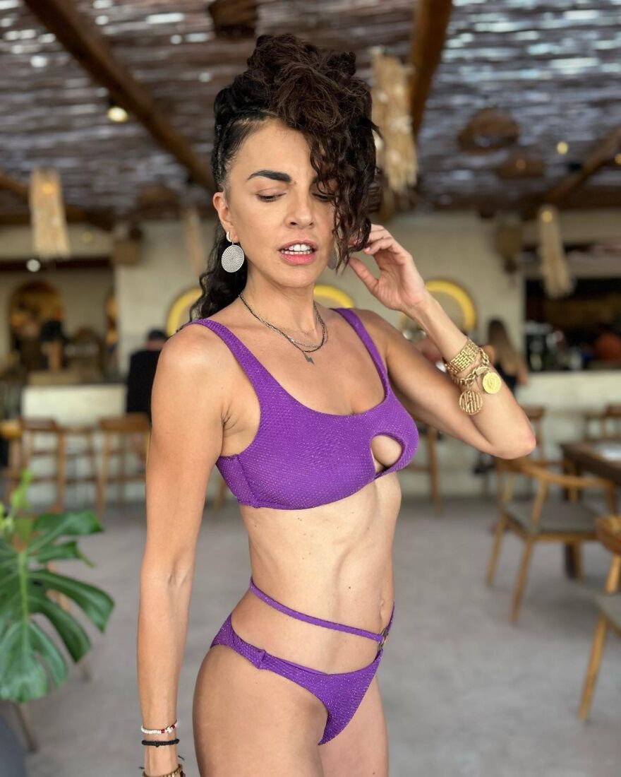 Μαρία Σολωμού: Φωτογραφίζεται με το μαγιό της σε μπαρ της Σαντορίνης