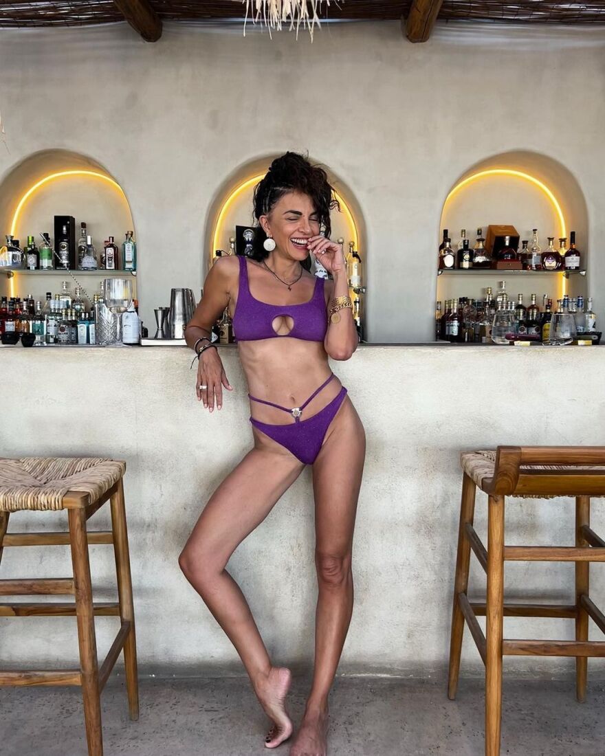 Μαρία Σολωμού: Φωτογραφίζεται με το μαγιό της σε μπαρ της Σαντορίνης